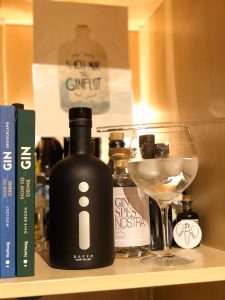 Uerve GIn im Regal und Glas